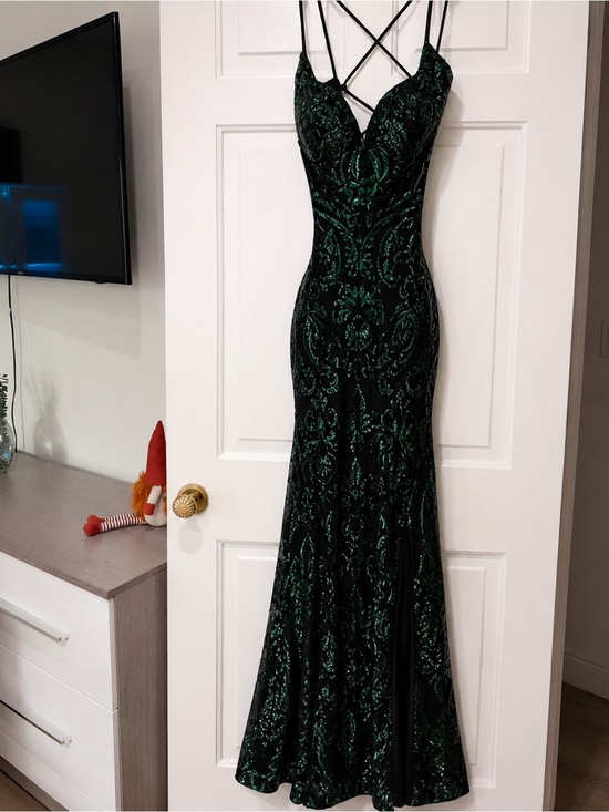 Dresses & Skirts - Elegant Green Sequin Gown